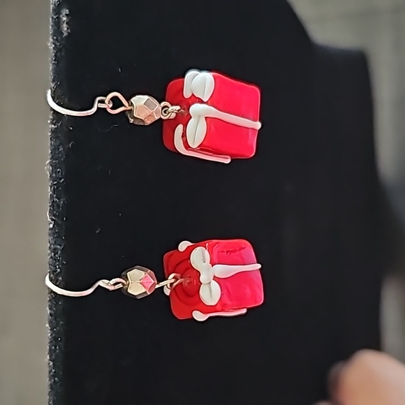 Glass Present Dangle Earrings Box A/4 - Picture 2 of 4